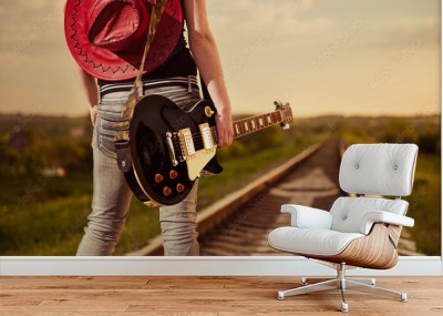 kobieta-z-gitara-na-drodze-kolejowej