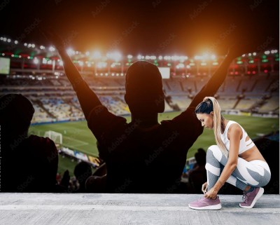 Fototapeta Fani piłki nożnej wspierają drużynę na zatłoczonym stadionie piłkarskim