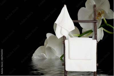 Fototapeta Biała orchidea na czarnym tle odbijającym się w wodzie
