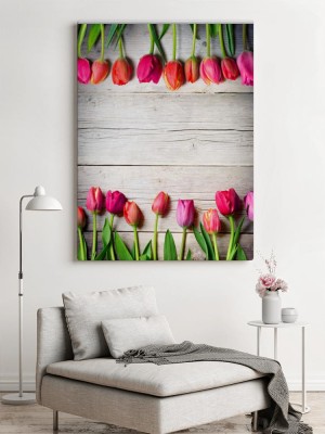 do-kwiaciarni-z-tulipanami-na-tle-jasnego-drewna