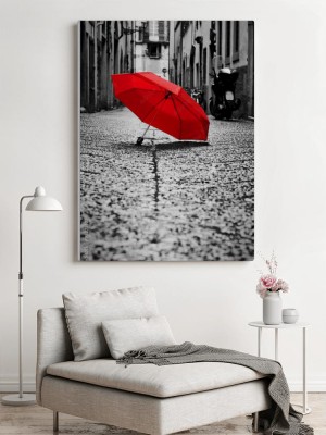 czerwony-parasol-na-brukowanej-uliczce