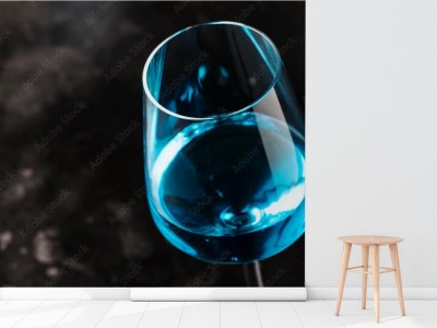 Fototapeta Egzotyczne niebieskie wino w kieliszku na szarym tle