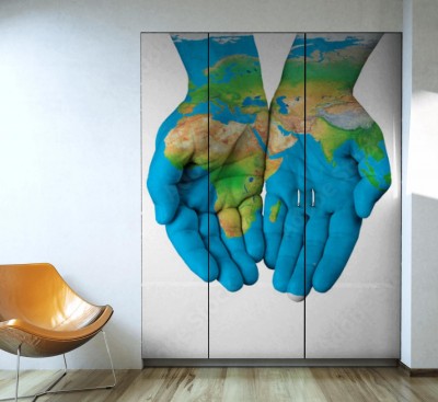 Naklejka na szafę Mapa świata, malowana na ludzkich dłoniach malowana