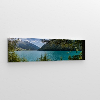letnia-panorama-jeziora-polozonego-wsrod-drzew