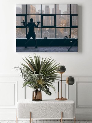 Obraz na płótnie Facet w czapce baseballowej na siłowni