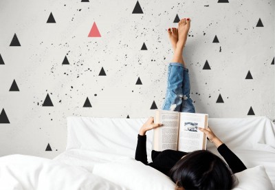 Fototapeta z abstrakcyjnie namalowanymi trójkątami