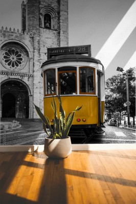 Fototapeta Czarno-białe zdjęcie z kolorowym tramwajem