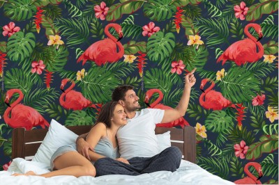 Tapeta do salonu z liści palm, flamingów i egzotycznych kwiatów 