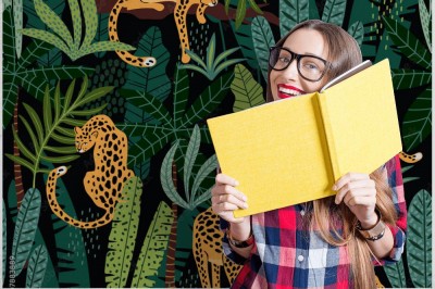 Tapeta Deseń z lampartami i tropikalnymi liśćmi na ciemnym tle