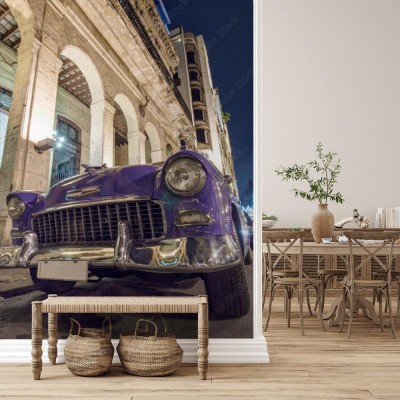 Fototapeta Purpurowy klasyczny samochód w nocnej scenerii Kuby