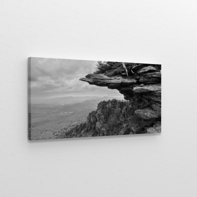 Obraz na płótnie Czarno-biały skalisty wyblakły klif wystający ze szczytu Appalachów na Górze Dziadka