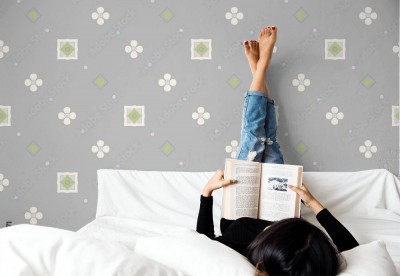 Tapeta w kwadraty i kółka na szarym tle w stylu retro