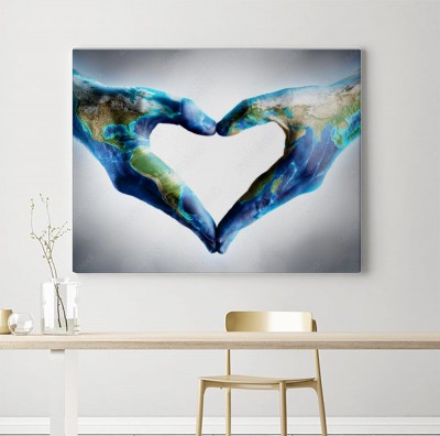 Obraz na płótnie obchody dnia ziemi - serce w kształcie dłoni z mapą świata