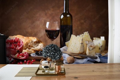 Fototapeta Czerwone wino, ser, orzechy włoskie, oliwki, granat i chleb