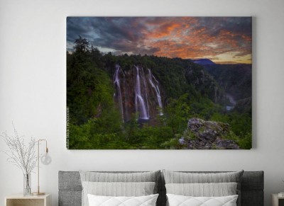 Obraz na płótnie Mglisty i wielobarwny świt nad pięknymi wodospadami w parku jezior plitwickich w Chorwacji