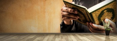 Fototapeta Koran w ręku - święta księga muzułmanów