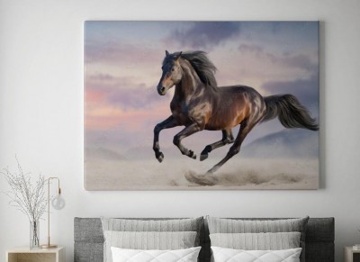 Obraz na płótnie Podpalany koń w cwale po pustynnym piasku