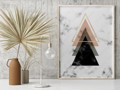 Plakat Minimalne geometryczne marmurowe tło ze złotymi trójkątami w stylu skandynawskim 