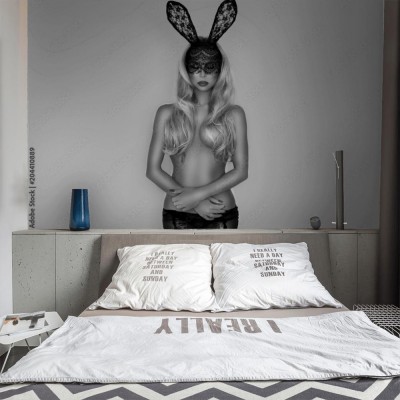 Fototapeta Piękna, seksowna, naga kobieta w Halloween, kostium króliczka wielkanocnego i czarna maska koronki, stojąc na białym tle
