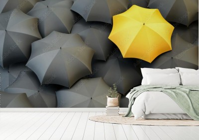 Fototapeta Unikalny żółty parasol wyróżniający się z szarego tłumu