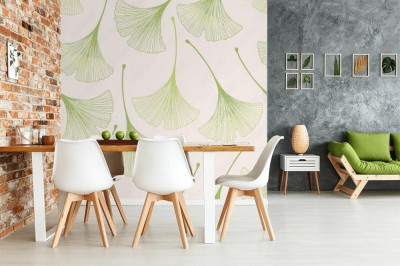 Tapeta z kwiatowym wzorem z zielonych liśćmi miłorzębu na jasnym tle