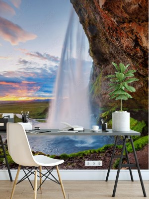 Fototapeta Malownicza scena wodospadu na tle zachodu słońca na Islandii