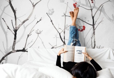 Tapeta z modnym wzorem do mieszkania z gałązkami jarzębiny