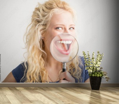 Fototapeta Kobieta pokazuje uśmiech przez szkło powiększające