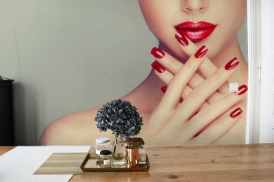 Fototapeta Piękna dziewczyna pokazuje czerwonych manicure gwoździe  makijaż i kosmetyki