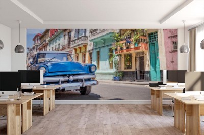 Fototapeta Klasyczny amerykański samochód w kolorowej Hawańskiej uliczce na Kubie