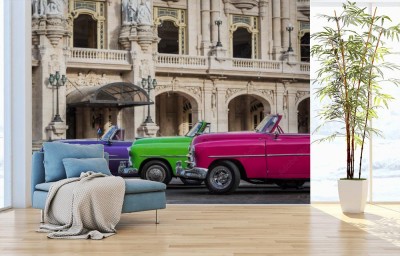 Fototapeta Trzy kolorowe amerykańskie klasyczne auta przed Gran Teatro w Hawanie
