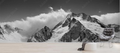 Fototapeta Czarno-biała panorama górska w otoczeniu chmur