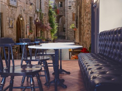 Fototapeta Typowa włoska restauracja w zabytkowej uliczce