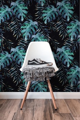 Tapeta obrazująca modny maksymalizm tropikalny na ciemnym tle