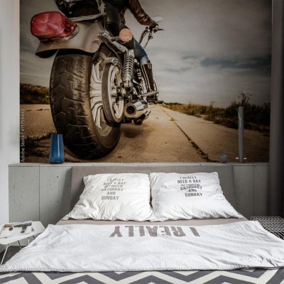 Fototapeta Pędzący motocyklista z perspektywy żaby