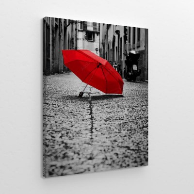 czerwony-parasol-na-brukowanej-uliczce