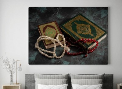 Obraz na płótnie Koncepcja islamska: Święty Koran i Tasbih (różaniec) na ciemnym tle