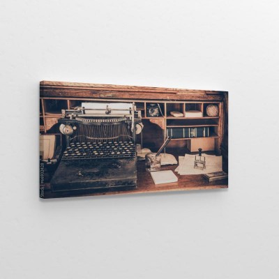 stara-maszyna-do-pisania-i-biurko-vintage