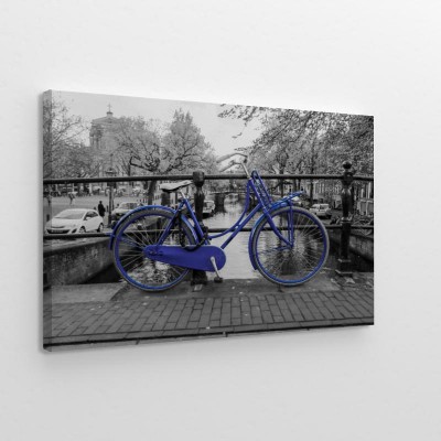 zdjecie-samotnego-niebieskiego-roweru-na-moscie-nad-kanalem-w-amsterdamie-tlo-jest-czarno-biale