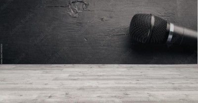 Fototapeta Mikrofon na drewnianym czarnym stole