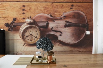 Fototapeta Antykwarski zegar i stare skrzypce nad drewnianym stołem w stylu retro