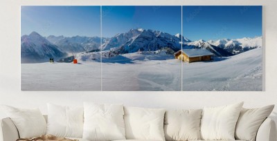 Obraz na płótnie Zimowa panorama z narciarzami i chatą narciarską