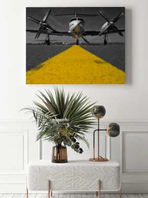 Obraz na płótnie Samolot na żółtym pasie startowym