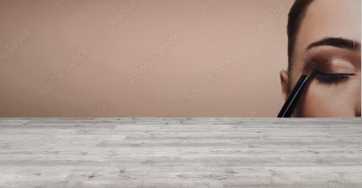 Fototapeta Proces nakładania brązowego cienia na oczy młodej kobiety