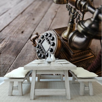 Fototapeta Stary telefon na drewnianym tle