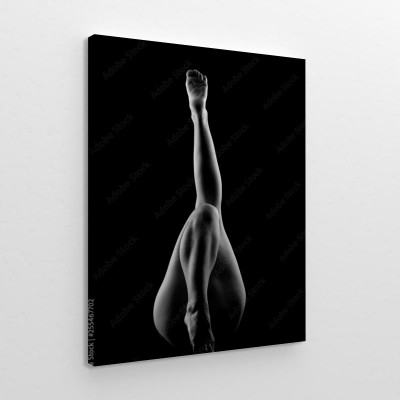 naga-kobieta-z-nogami-uniesionymi-w-zmyslowym-czarno-bialym-kolorze