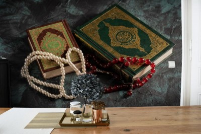 Fototapeta Koncepcja islamska: Święty Koran i Tasbih (różaniec) na ciemnym tle