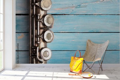 Fototapeta Stary flet na błękitnych drewnianych deskach