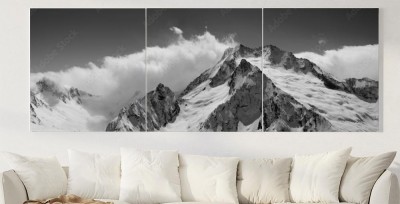 Obrazy do salonu Czarno-biała panorama górska w otoczeniu chmur