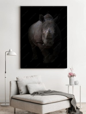 bialy-nosorozec-na-ciemnym-tle